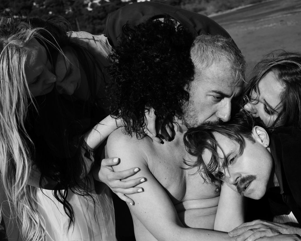 «Τα κύματα» της Βιρτζίνια Γουλφ, σε σκηνοθεσία Ένκε Φεζολλάρι, στο Θέατρο Noūs – Creative&nbsp;space